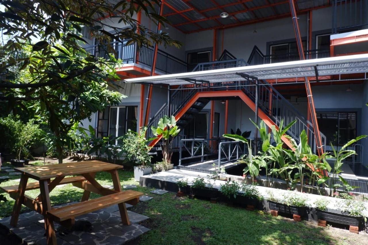 Ndalem Sorogenen Guesthouse Yogyakarta Exterior photo
